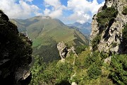 49 Ripido il sentiero nel valloncello tra pareti e guglie rocciose